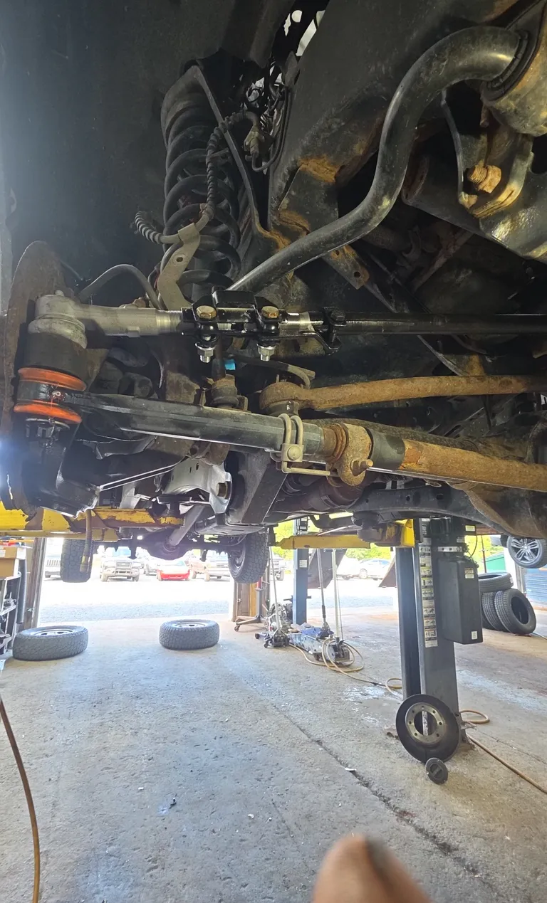 Installed drag link and steering linkage on a Ford F-250 XL